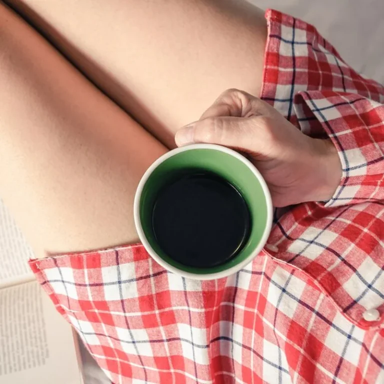 Zbliżenie filiżanki kawy w ręku