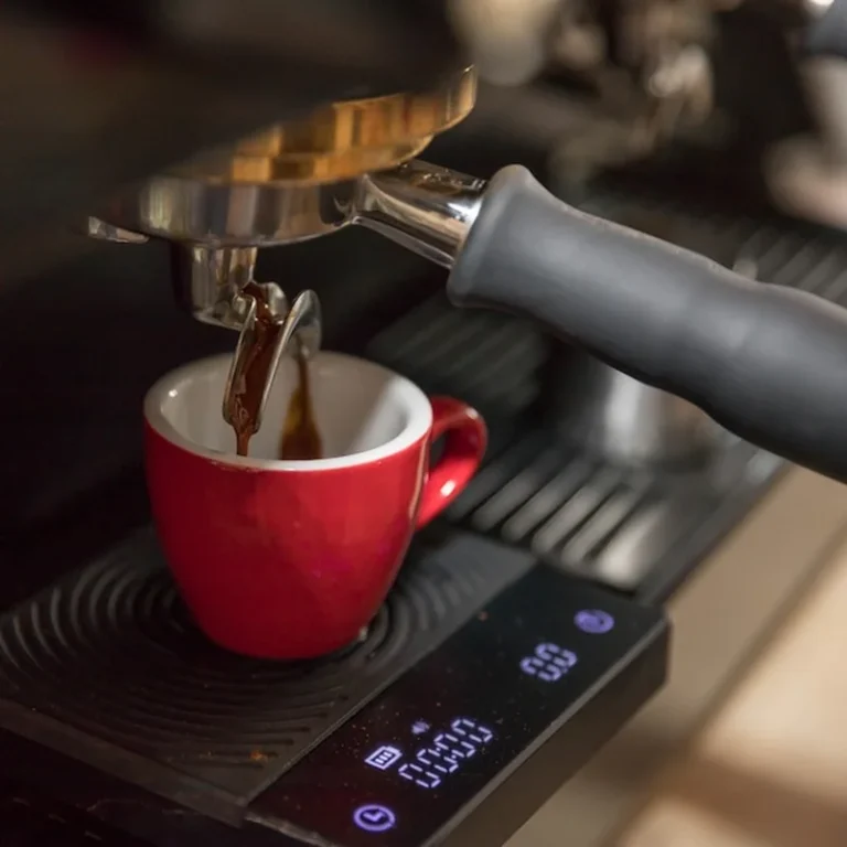 Barista parzy espresso