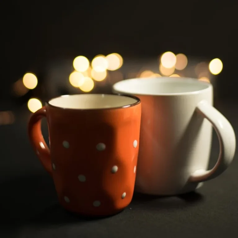 Zbliżenie filiżanki kawy na stole