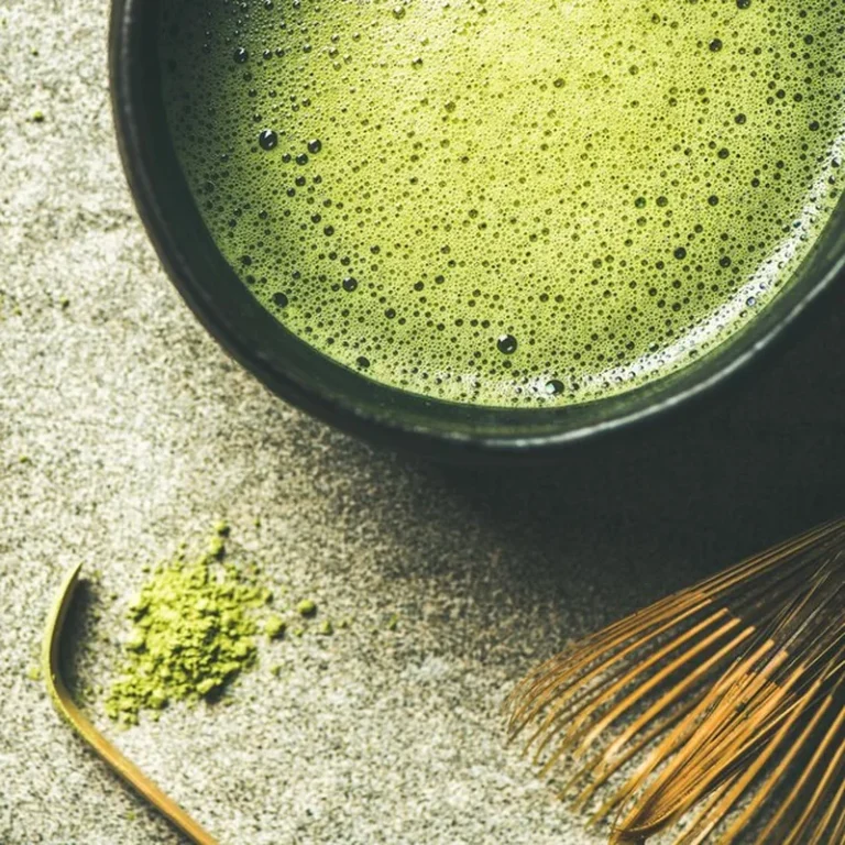 Flatlay ze świeżo zaparzonej matcha w kwadracie