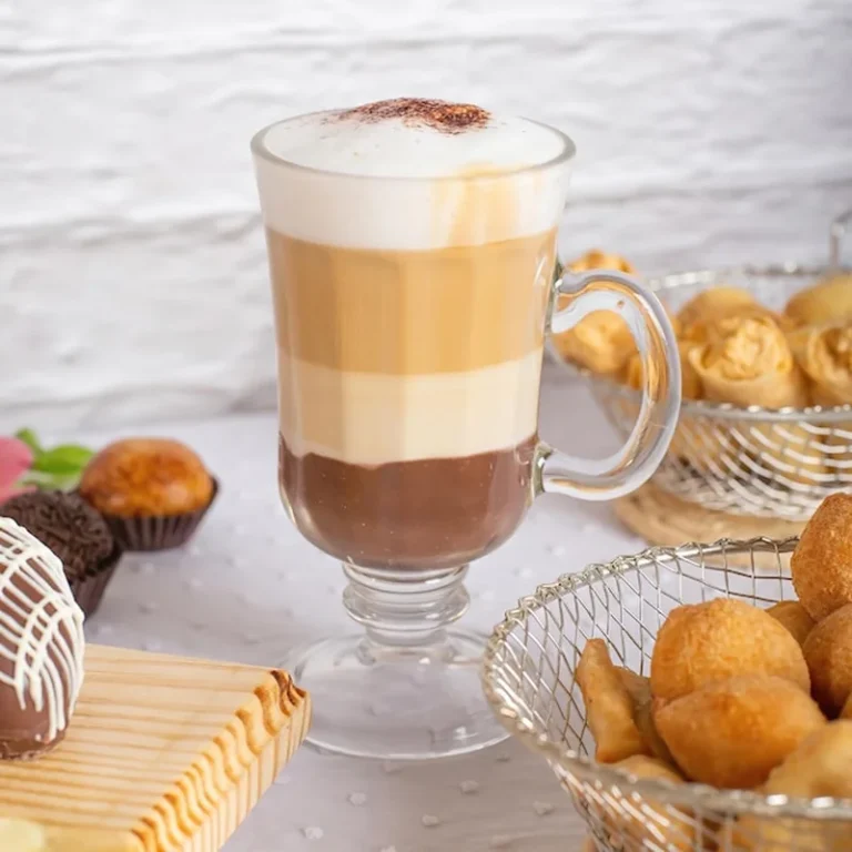 Czarna kawa w filiżance