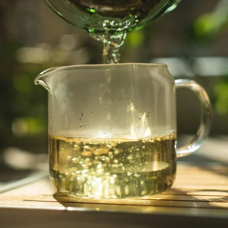 Szklany czajnik z zieloną herbatą