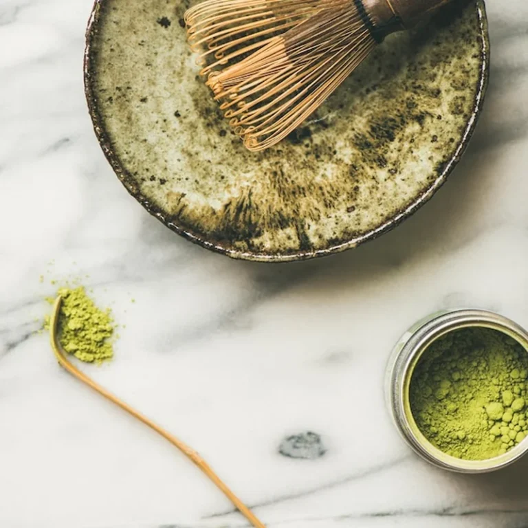 Japońskie narzędzia i miski do herbacianej matcha w kwadracie