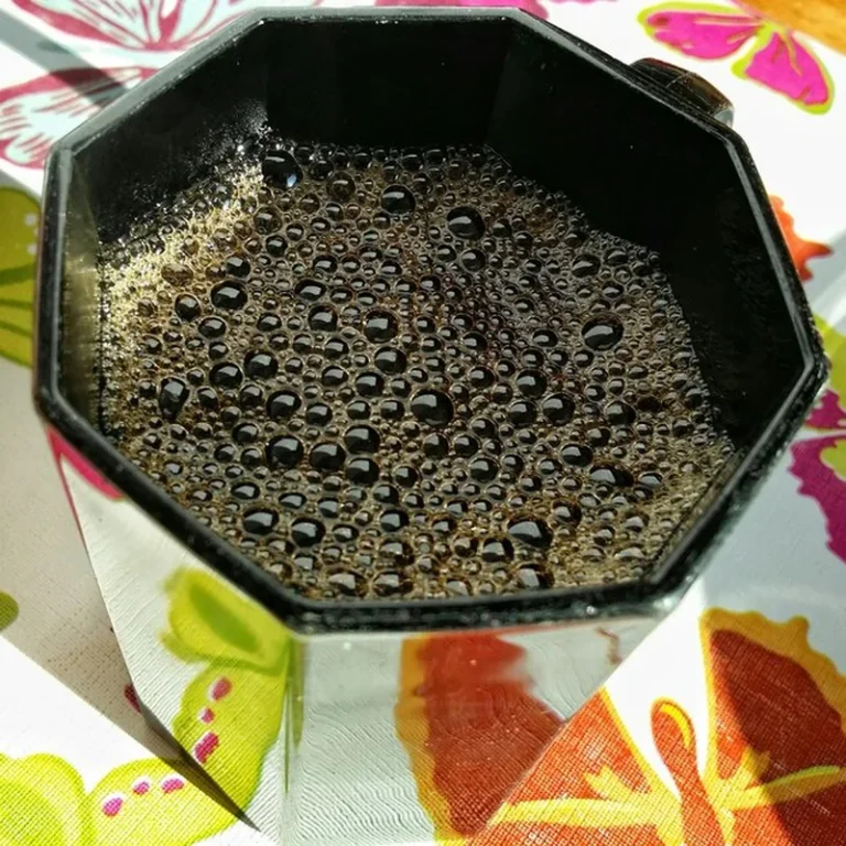 Zbliżenie czarnej kawy na stole w domu