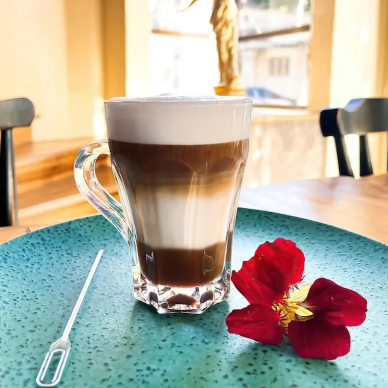 Czarna kawa w gorącej filiżance