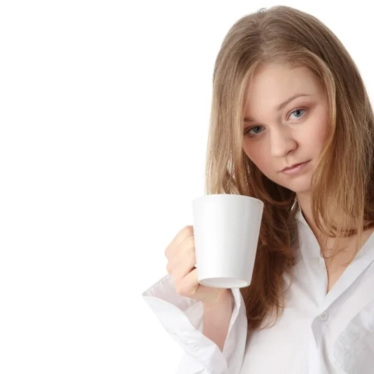 Kobieta trzymająca kubek z kawą