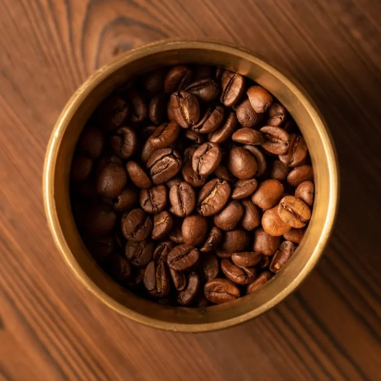 Palone ziarna kawy arabica w metalowym kubku, widok z góry