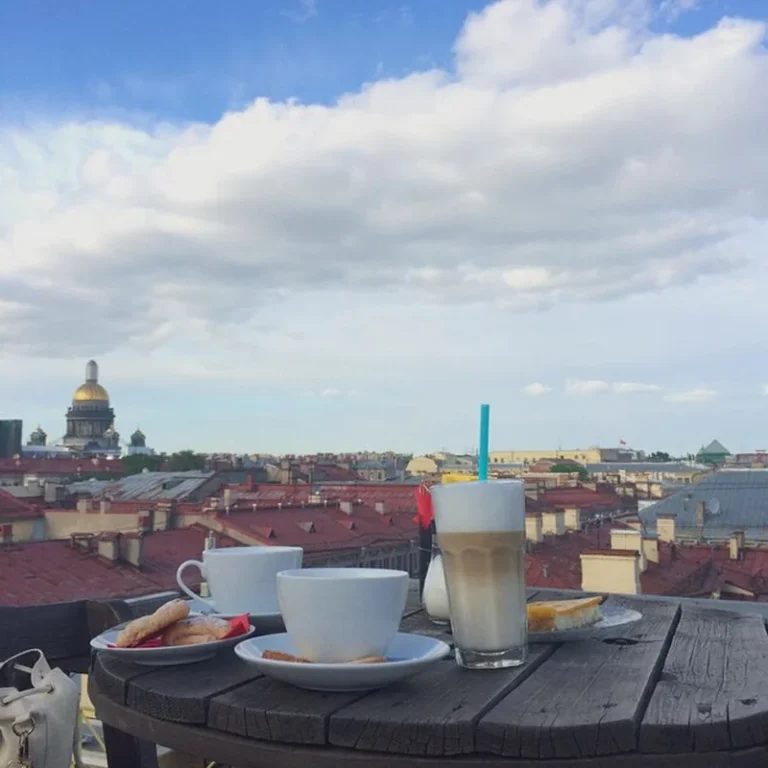 Jedzenie i napoje na stole z widokiem na miasto