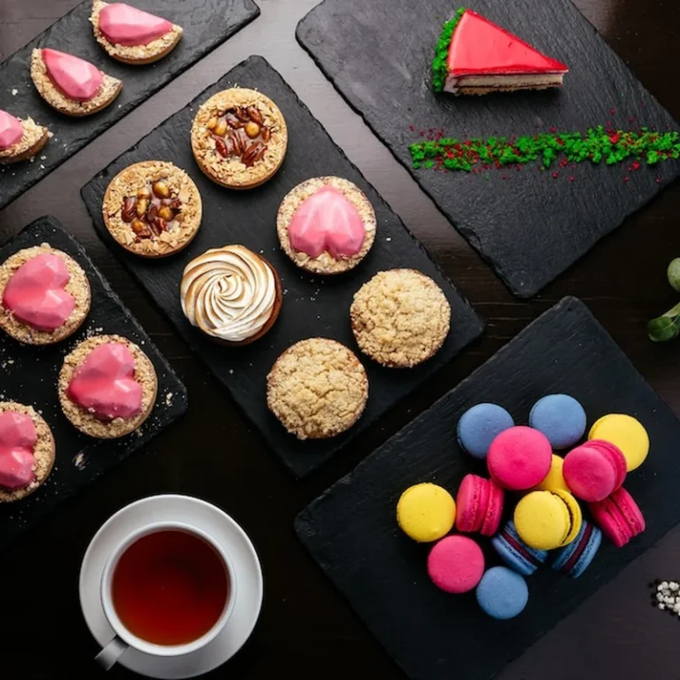 Różnorodne desery z menu kawiarni