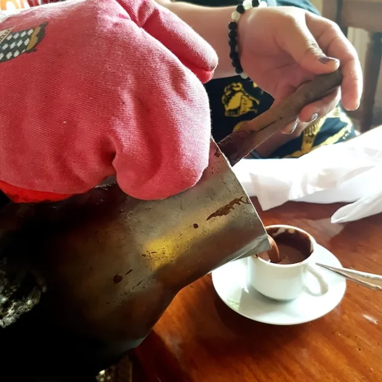 Filiżanka kawy na stole z wysokiego kąta widzenia