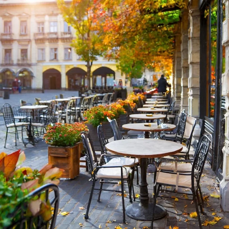 Pusty taras restauracji z stołami i krzesłami w sezonie jesiennym