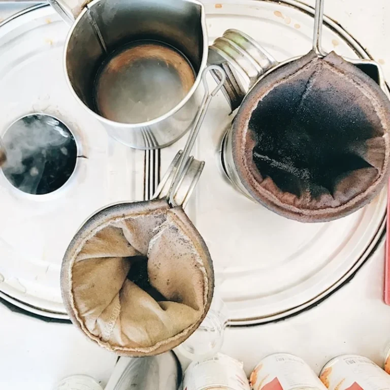 Kubek kawy na stole z wysokiego kąta