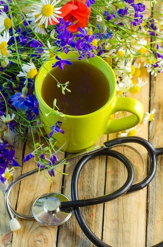 Filiżanka z ziołową herbatą i kwiatami