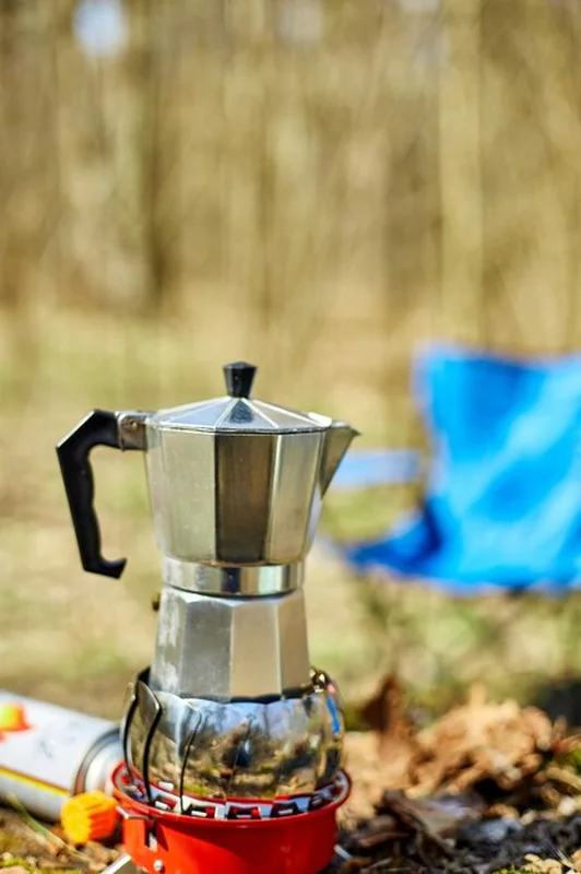 Parzenie kawy na palniku gazowym z ekspresu gejzerowego