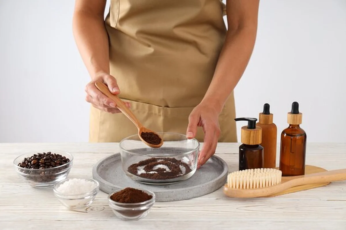 Koncepcja peelingu kawowego do pielęgnacji skóry i twarzy