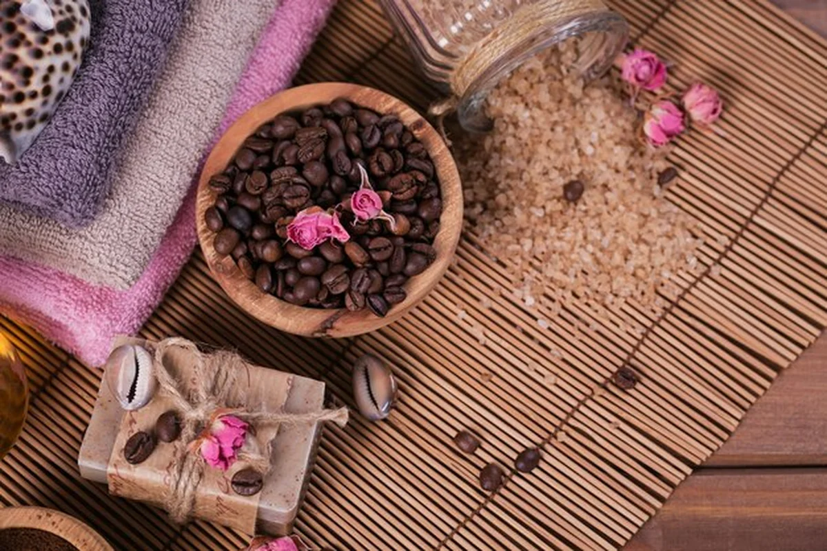 Naturalne mydło, olej kosmetyczny i sól morska z kawą na drewnie. Zdrowa pielęgnacja skóry w saunie i SPA