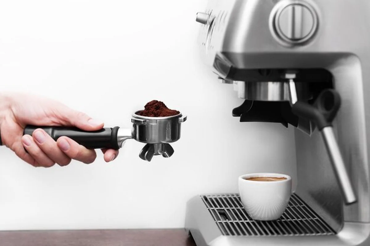 Profesjonalny ekspres do kawy nalewa mocną kawę do ceramicznej filiżanki