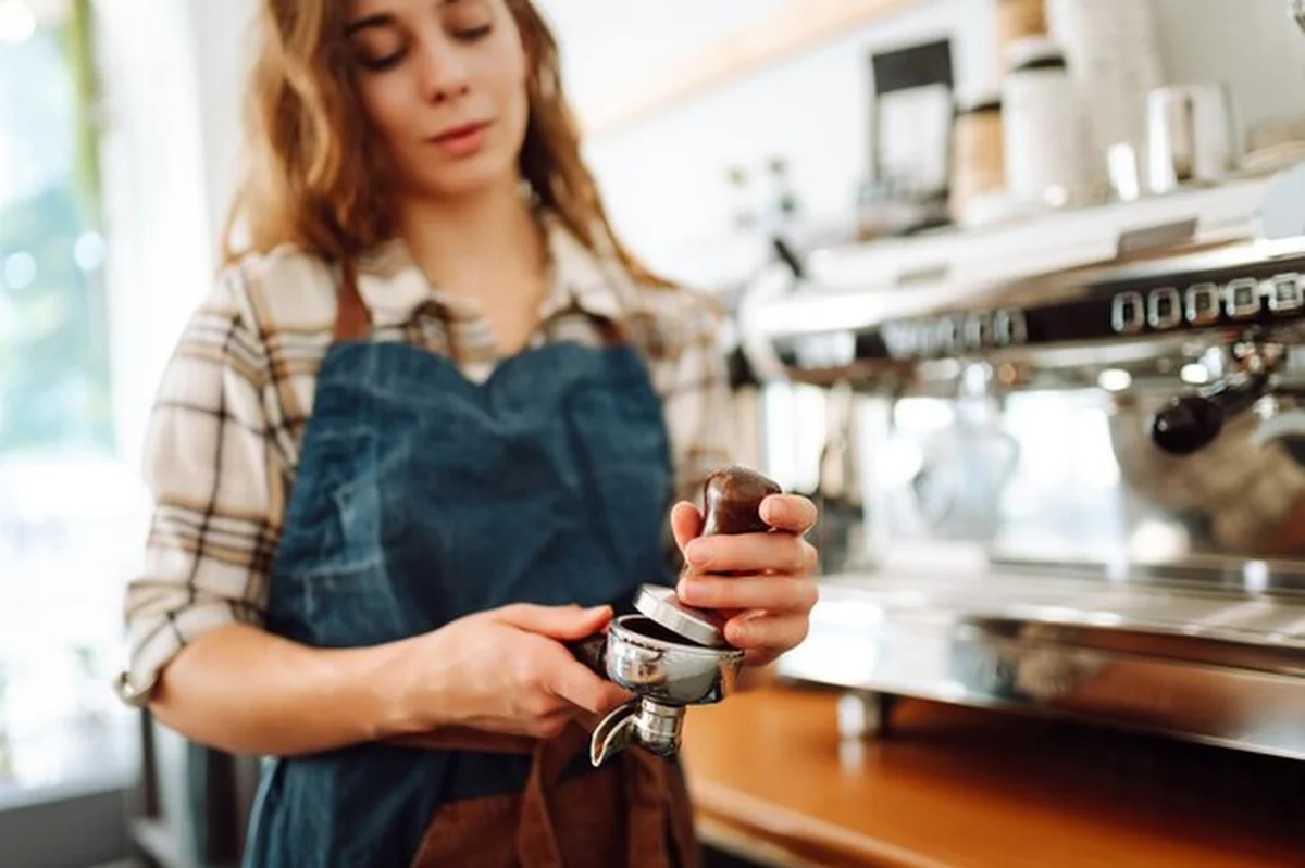Barmanka parzy kawę do wynosu