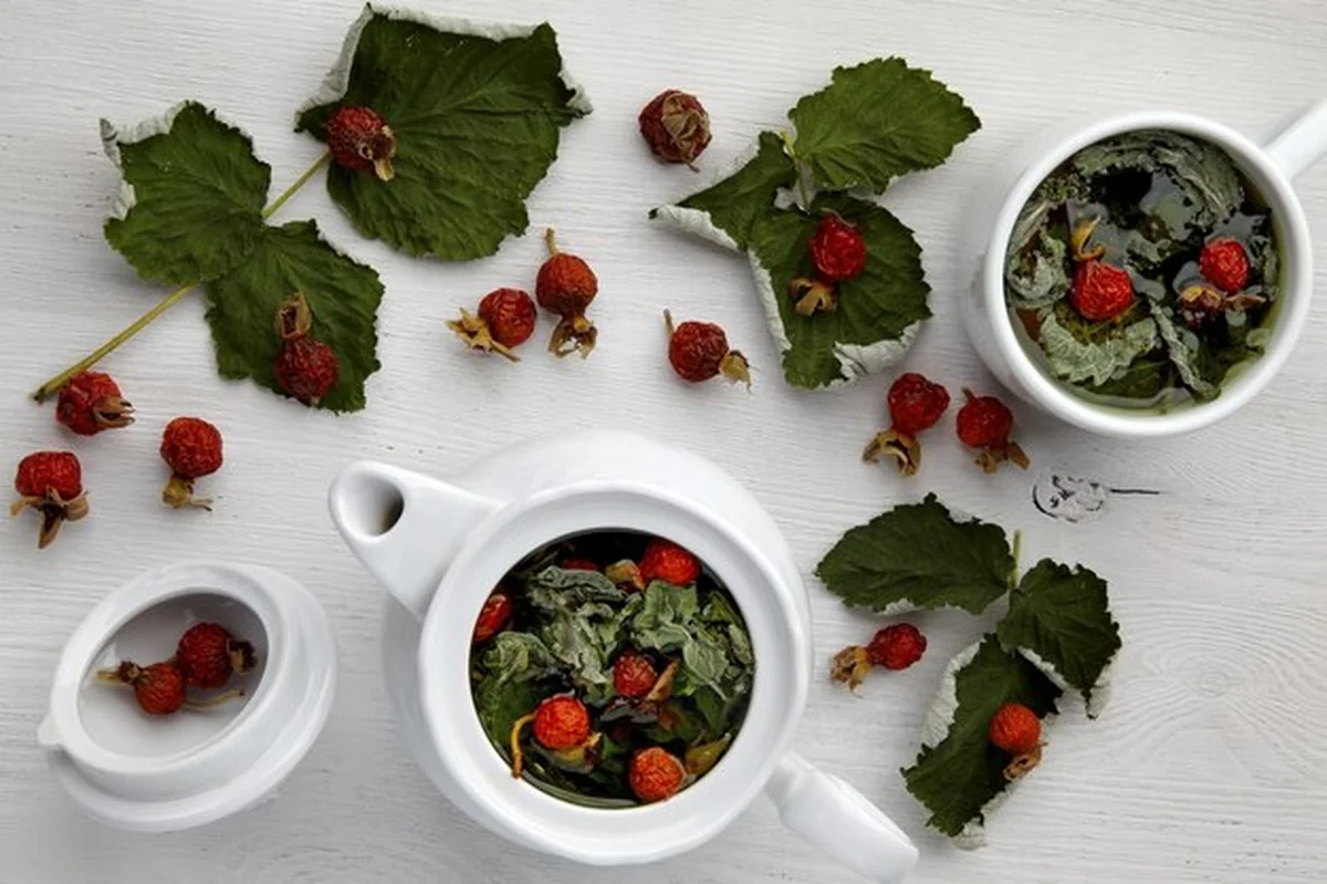 Herbata ziołowa z różyną i porzeczką