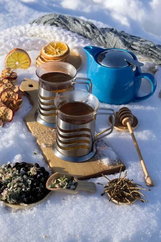 Widok z góry na gorącą herbatę zimową podczas Nowego Roku lub Bożego Narodzenia