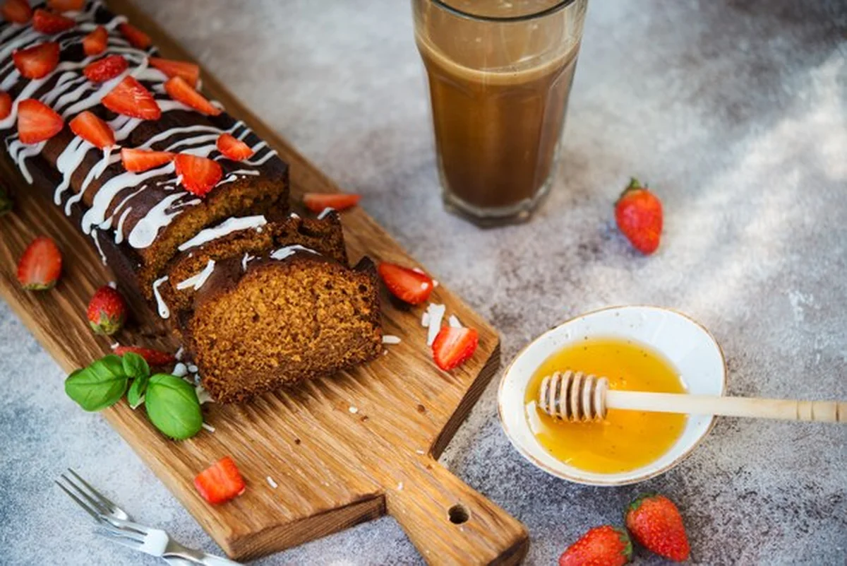 Ciasto miodowe z krówką i truskawkami