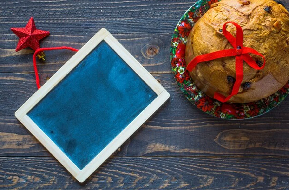 Panettone z owocami i dekoracją na drewnie