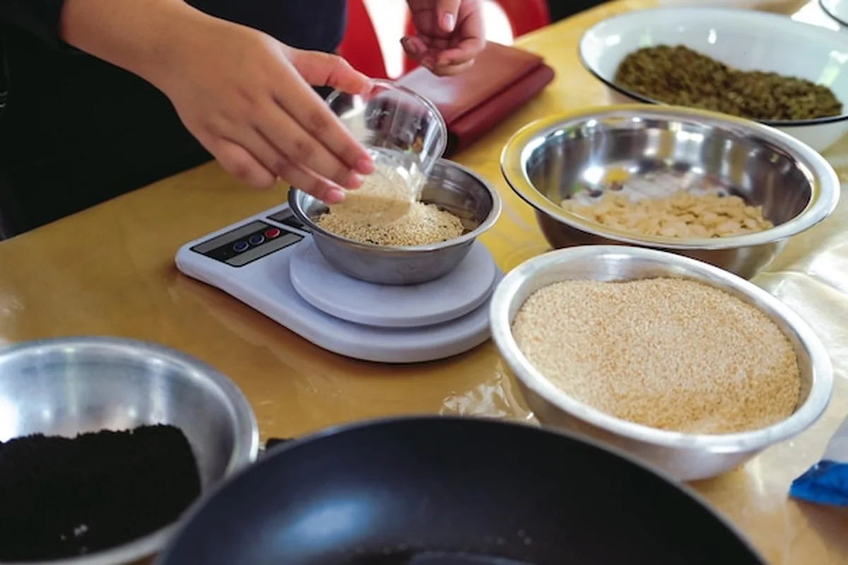 Waga nasion sezamu na tle białego tła