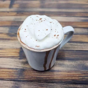 Zbliżenie filiżanki kawy na stole