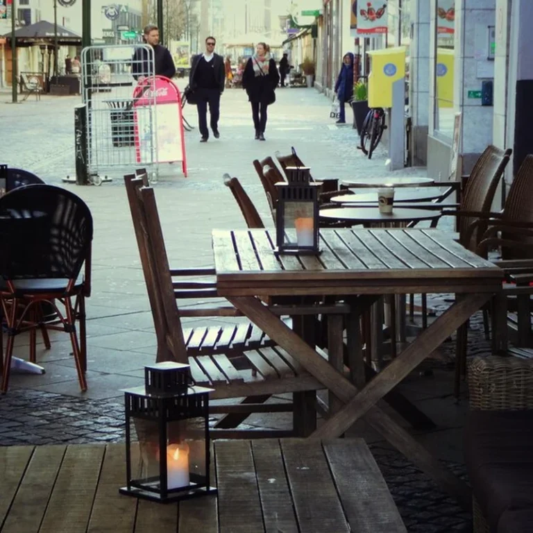 Puste krzesła w restauracji