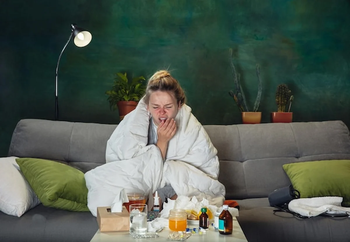 Młoda dziewczyna z gorączką i przeziębieniem w domu