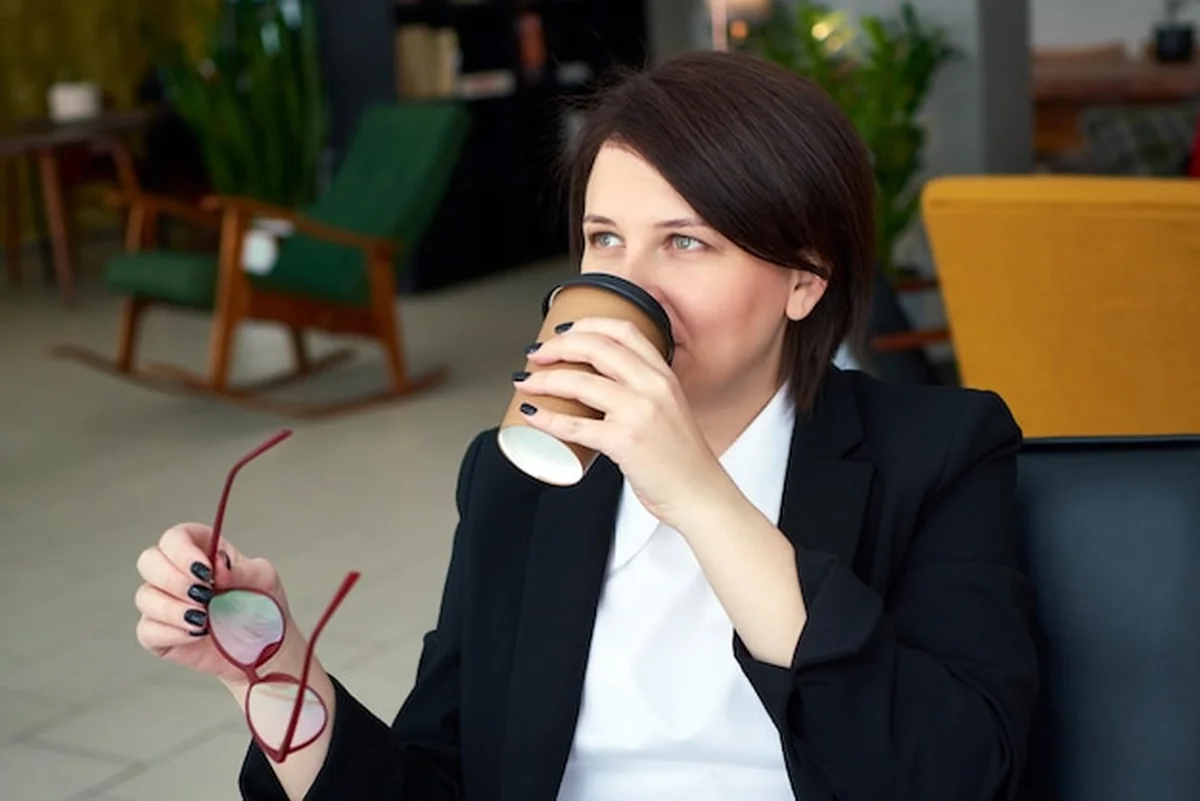 Młoda kobieta pijąca szklankę