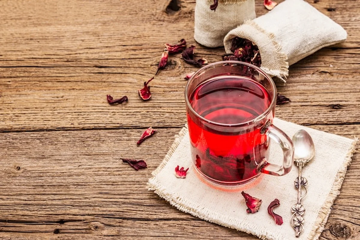 Gorąca herbata z hibiskusa, suche płatki i worki lniane