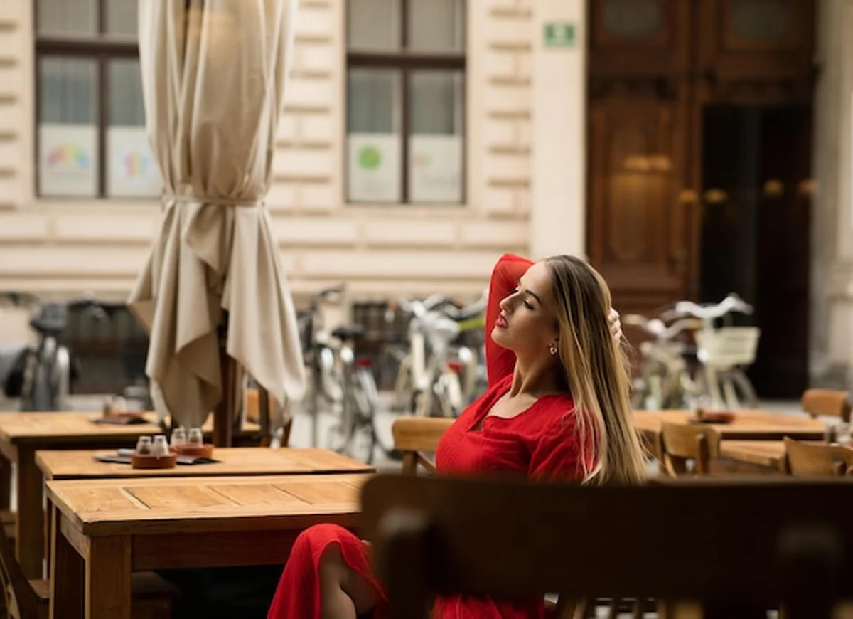 Młoda kobieta korzystająca z telefonu komórkowego w kawiarni