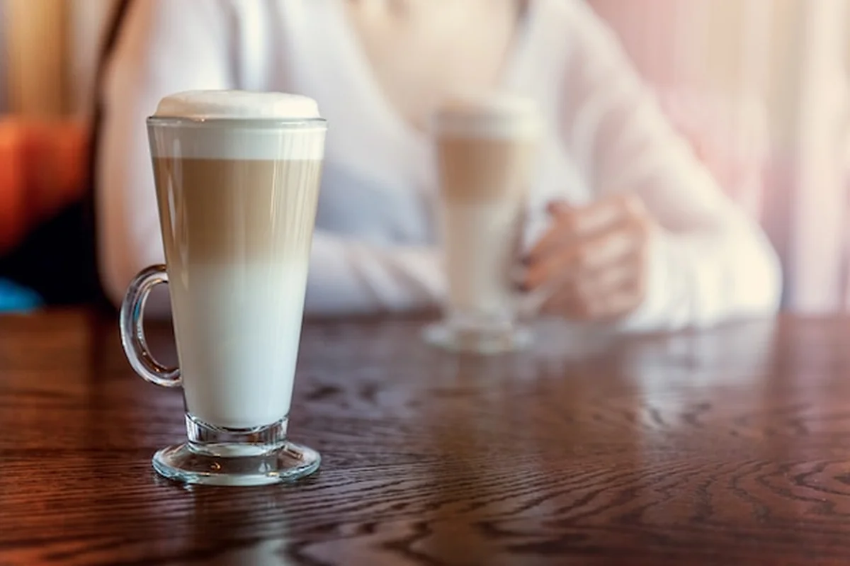 Kawa latte na stole w kawiarni