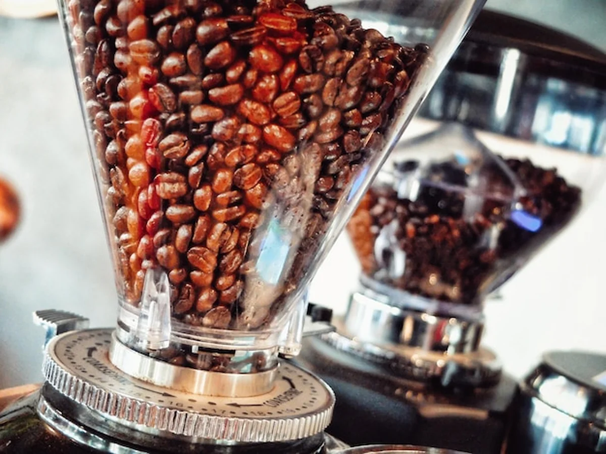 Zbliżenie ziaren kawy na stole