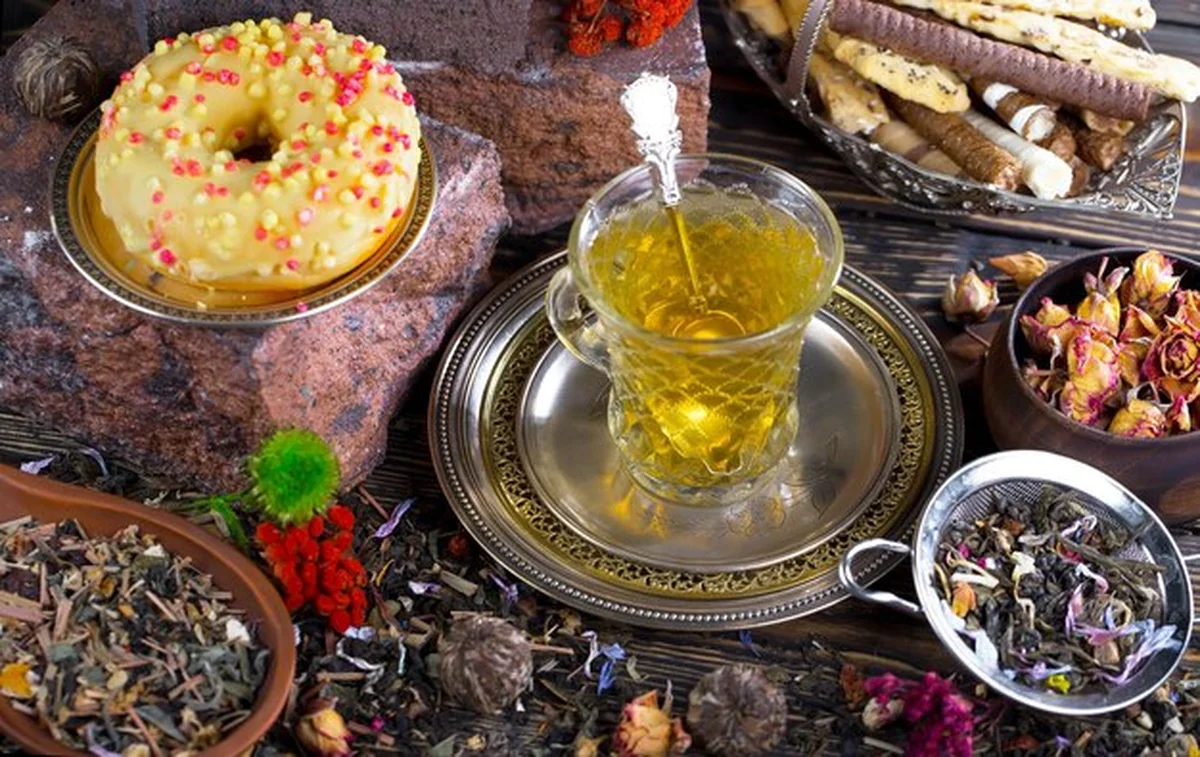 Filiżanka herbaty na stole z jedzeniem i ciastem