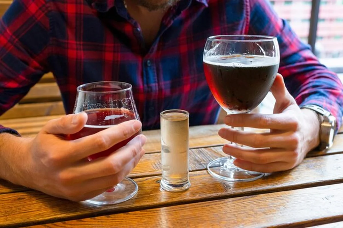 Mężczyzna trzymający alkohol w barze