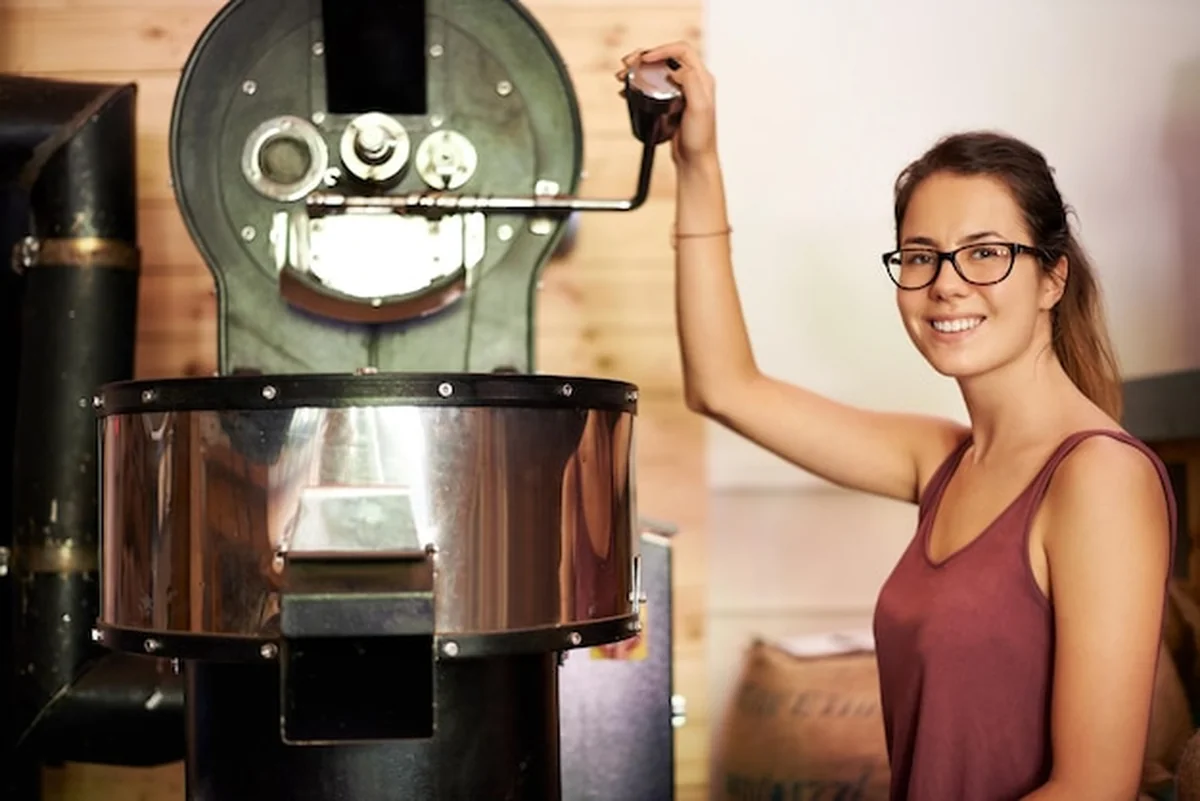 Ekspres do kawy w kuchni kawiarni, baristka, kelnerka z uśmiechem, sprzęt do serwowania kofeiny